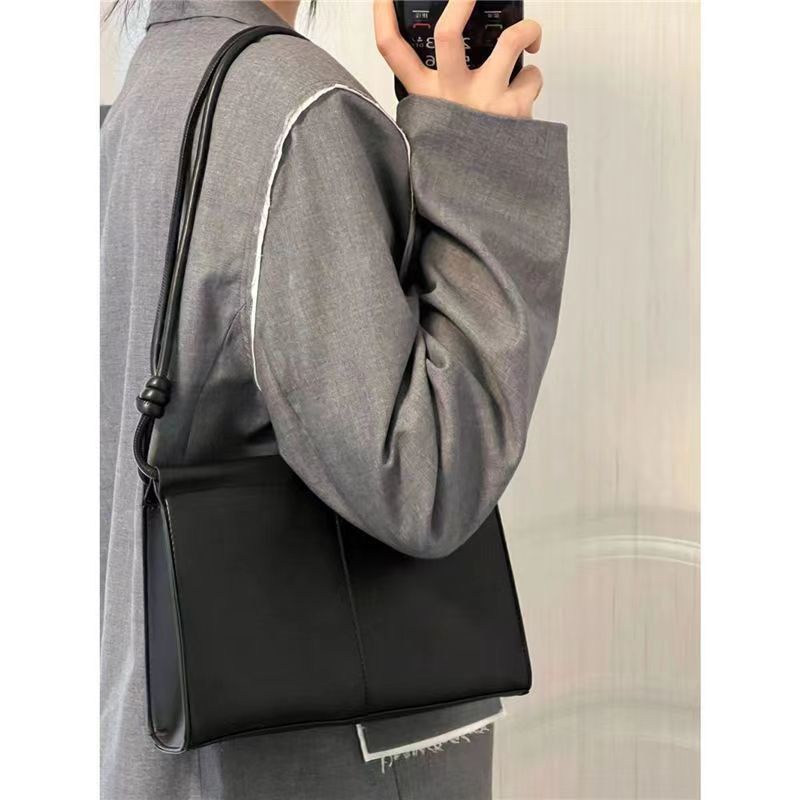 Mischa Túi Đeo Vai Hình Vuông Cỡ Lớn Bằng Da PU Màu Trơn Thời Trang