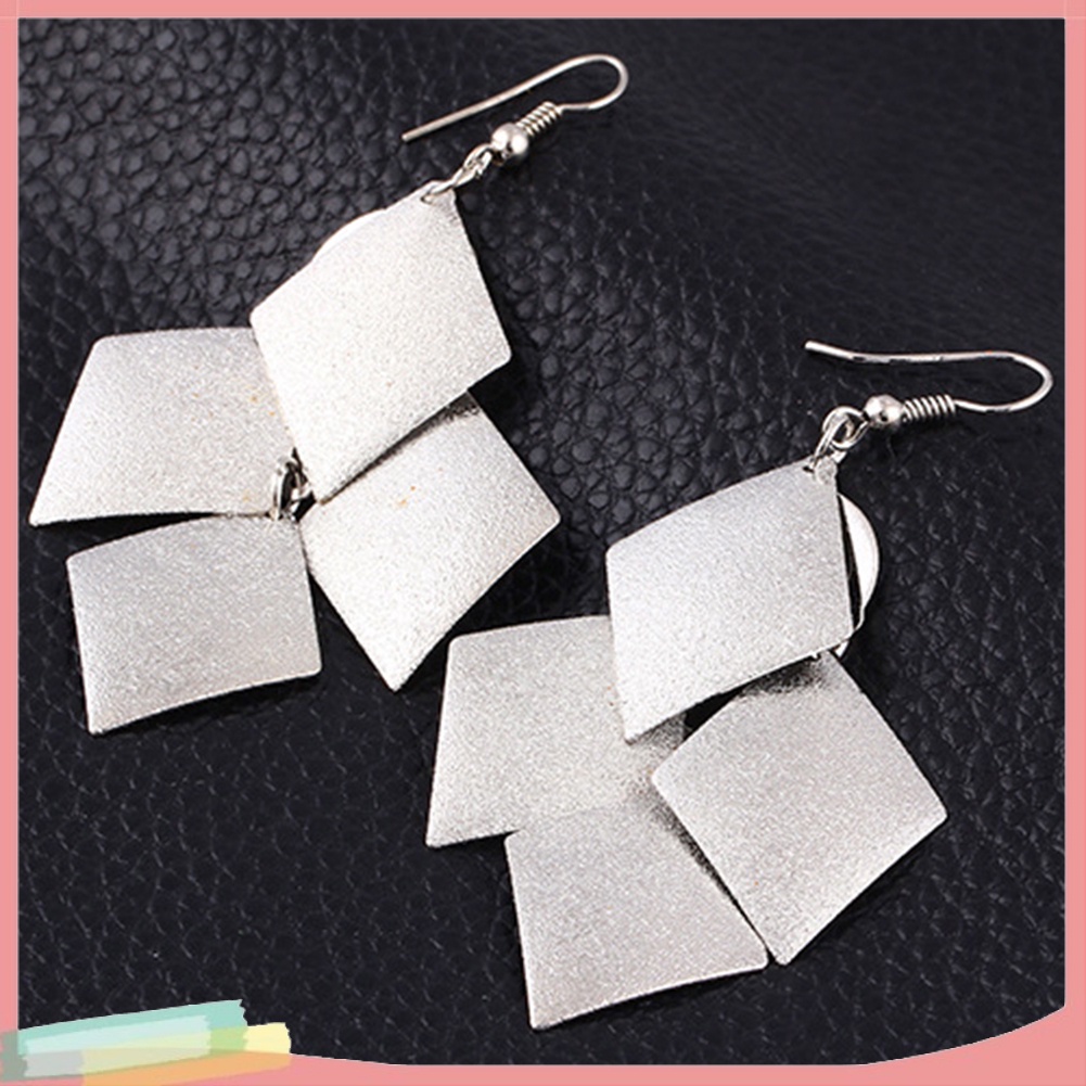 Đôi hoa tai hình thoi dát kim tuyến lấp lánh thời trang dành cho nữ