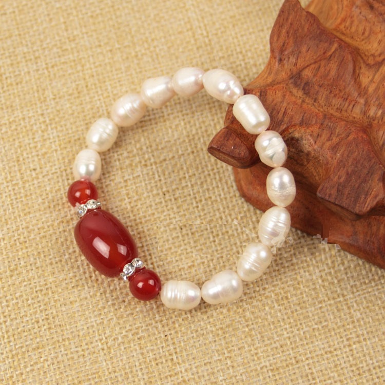 Vòng tay quý bà, chất liệu trai thật, cực kì phù hợp với áo dài nhung, thể hiện đẳng cấp cho quý bà hôm nay