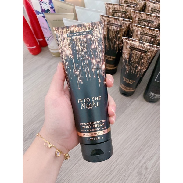 Kem Dưỡng Thể Bath & Body Works INTO THE NIGHT Giúp Tăng Cường Độ Ẩm Đem Lại Làn Da Mịn Màng 226ml ( Tuýp Đen)