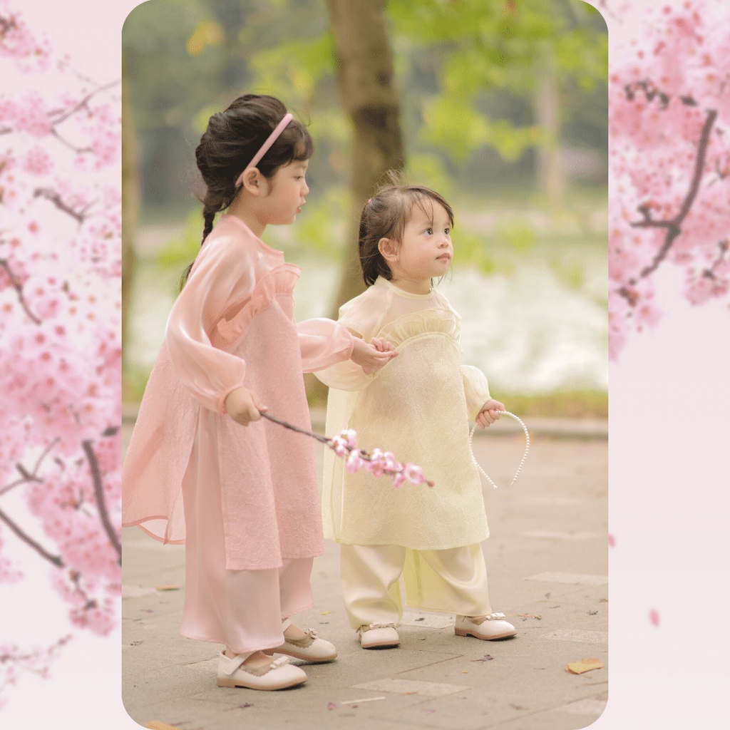 Áo dài bé gái Sora.bébé Mộc Miên màu vàng kem nhạt chất liệu gấm cao cấp nhún bèo mới lạ