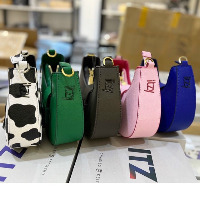 túi đeo chéo nữ itzy full box size 19cm*6cm*11cm đủ màu