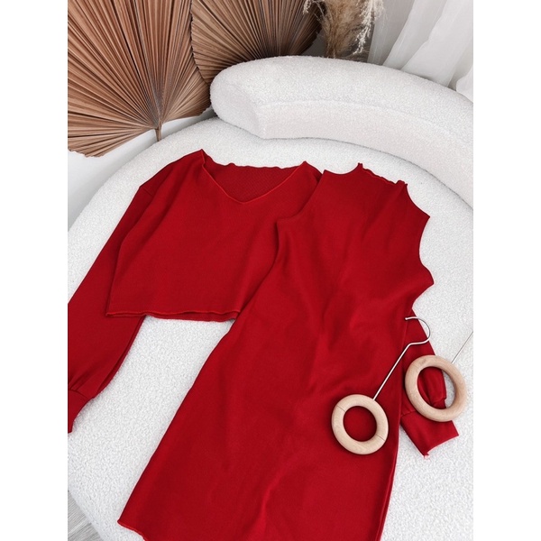 SET ĐẦM ĐỎ KÈM ÁO TAY DÀI TRỄ VAI