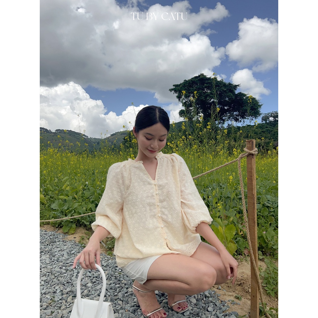 TUBYCATU | Áo sơ mi xô thêu kem nút ngọc