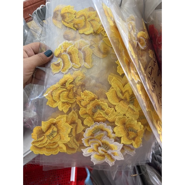 Hoa thêu cao cấp dễ lên áo có 3 màu