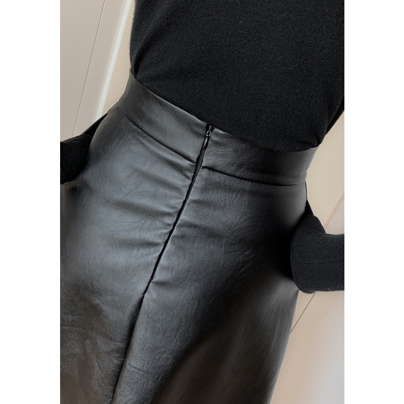 Chân váy da đắp tà có túi màu đen đơn giãn, sang trọng nhưng thời thượng.