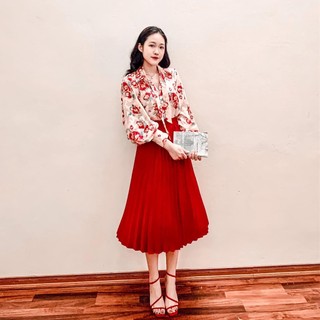 Set áo sơmi hoa đỏ thắt nơ kèm chân váy midi dập ly Rossy Fashion - SR225