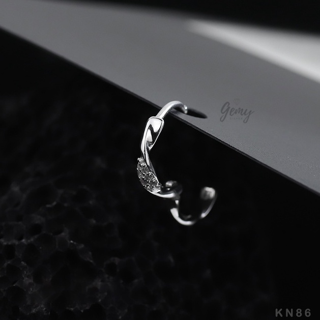 Khuyên tai nam bạc tròn s925 xoắn đính đá độc lạ, phong cách unisex Marcus (1 chiếc) | GEMY SILVER KN86