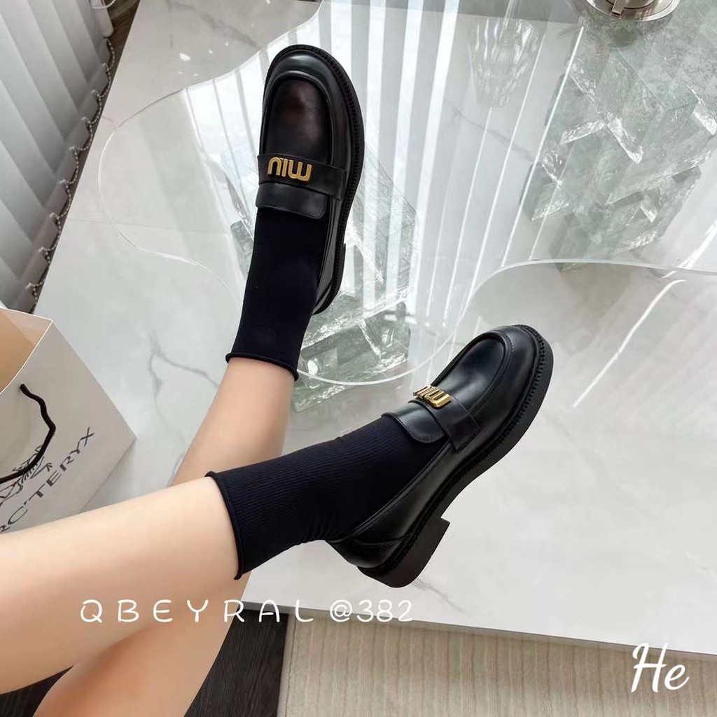 Giầy moca da mềm khóa chữ miu vàng