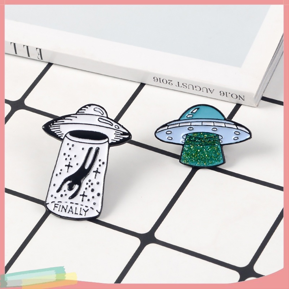 Trâm cài áo UFO hình chữ tiếng Anh sáng tạo &quot;&quot; Finally &quot;&quot; chất liệu kim loại