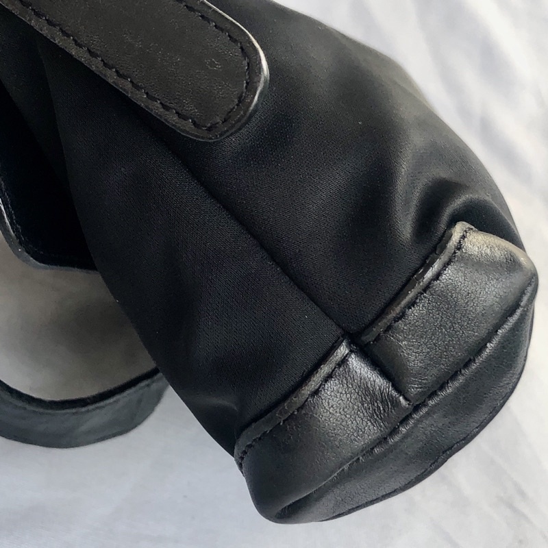 Túi chuẩn si. Túi qua sử dụng. Khách vui lòng xem hình nếu muốn biết thêm thông tin sản phẩm mời khách vô chat . Thanks.