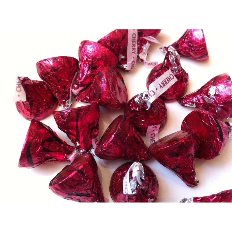 KẸO SOCOLA SỮA NHÂN SYRUP CHERY/ HERSHEY'S KISSES Milk Chocolates Filled with Cherry Cordial 283g- USA
