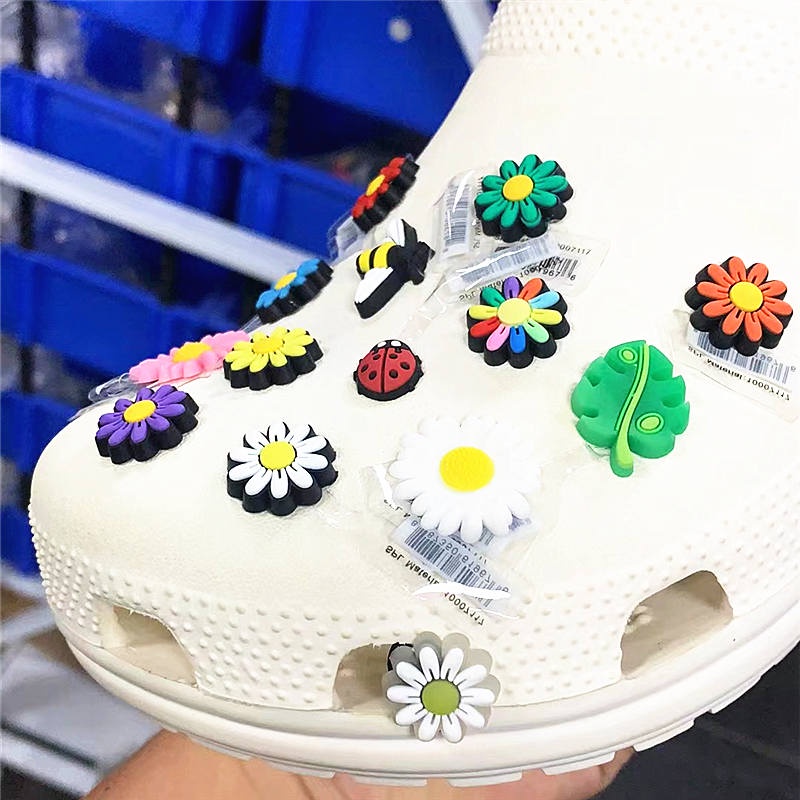 Jibbitz Crocs Button Dễ thương đầy màu sắc Daisy loạt giày trang trí Mini Bee Ladyboy phong cách giày phù hiệu FZL11