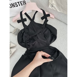 Đầm đen cổ yếm chéo dây lưng