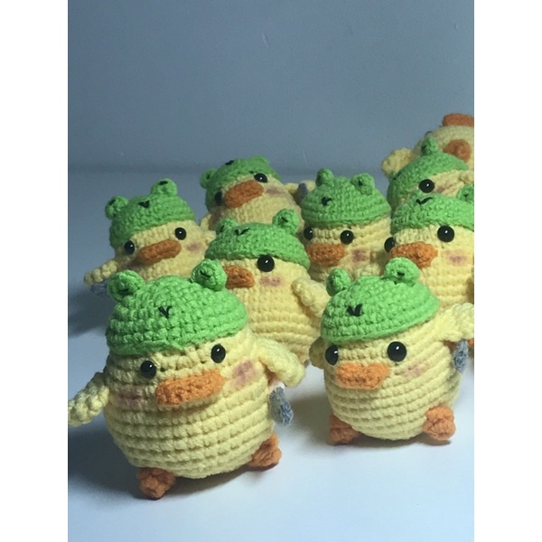 Móc khoá con gà cầm dao, đội mũ ếch dễ thương 🥰