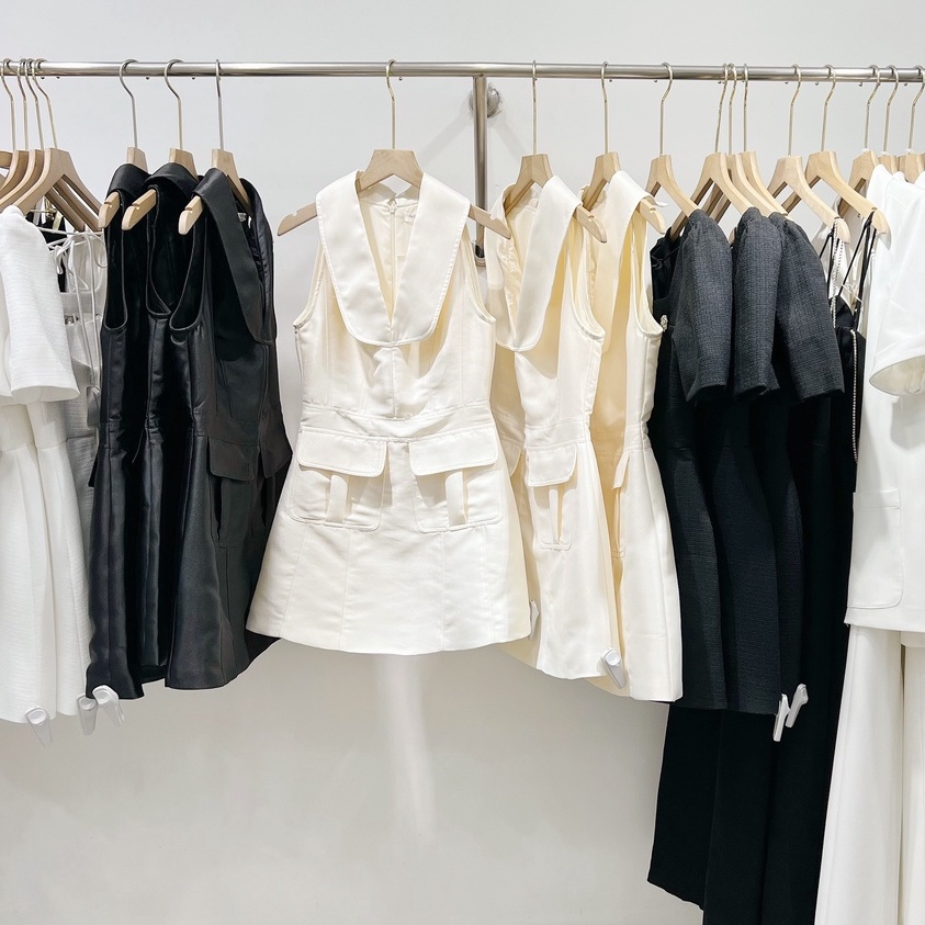 Đầm sát nách cổ V 2 túi trước , Peace House Clothing