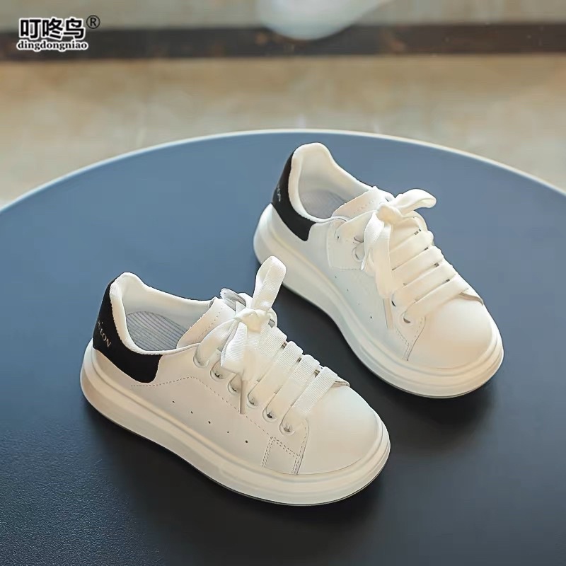 Giầy thể thao MCQ 2022