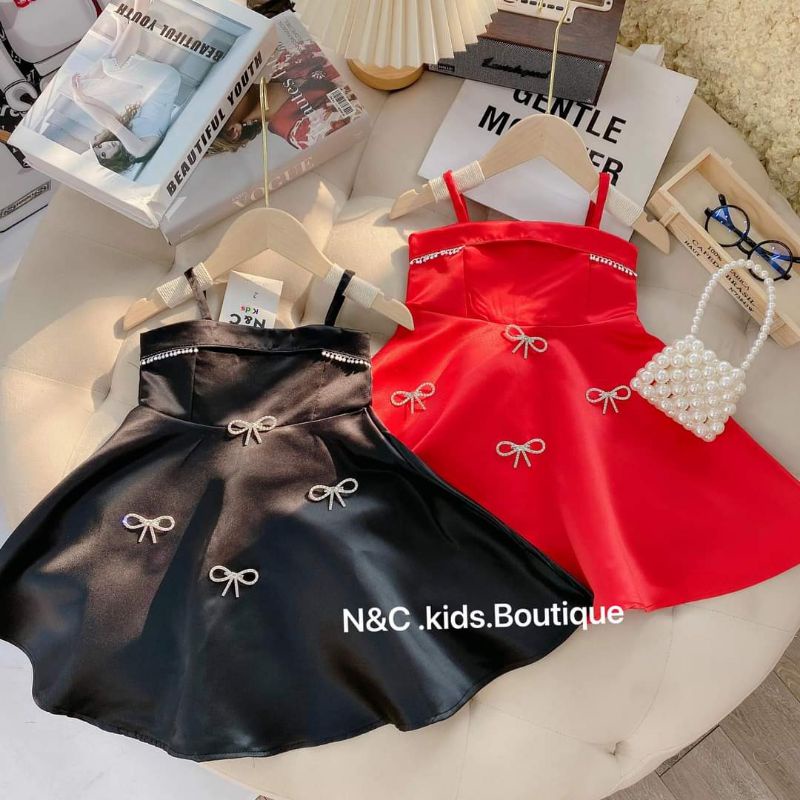 Đầm Dây Gắn Nơ Đá Cho Bé Gái