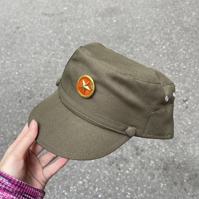 Mũ lưỡi chai gắn huy hiệu sao vàng unisex