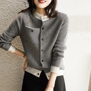 Áo len kẻ phối cổ trắng