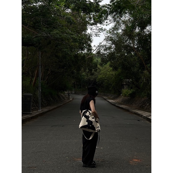 Túi đeo chéo Shadow Bag.