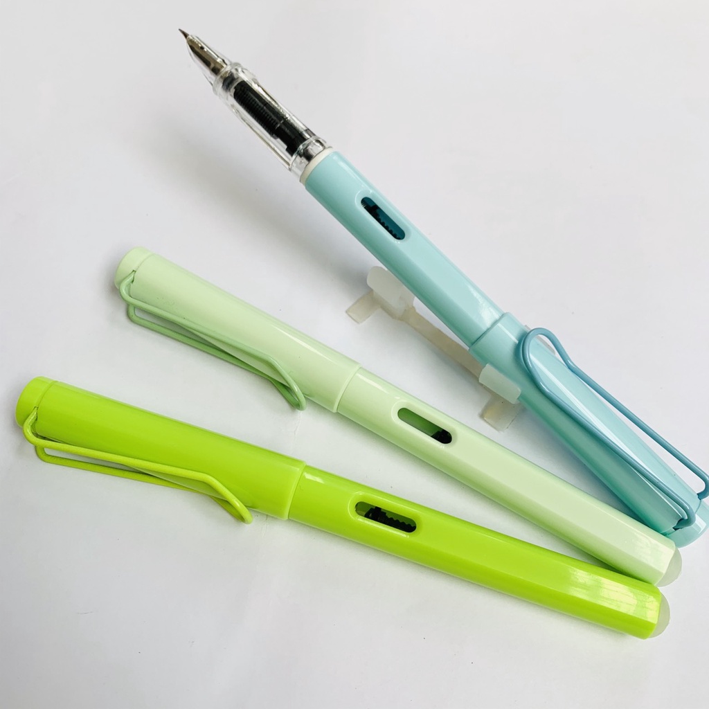 Bút xoá 857 thân nhỏ xinh xinh giúp các bé dễ dàng cầm nắm và sử dụng hơn