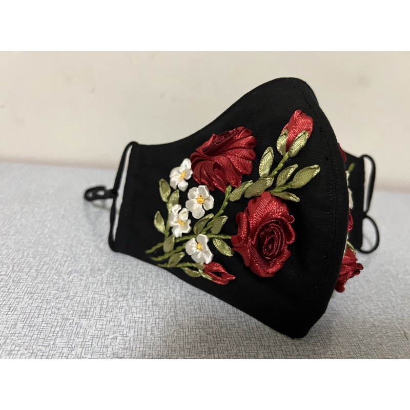 Khẩu trang thêu handmade có nút điều chỉnh