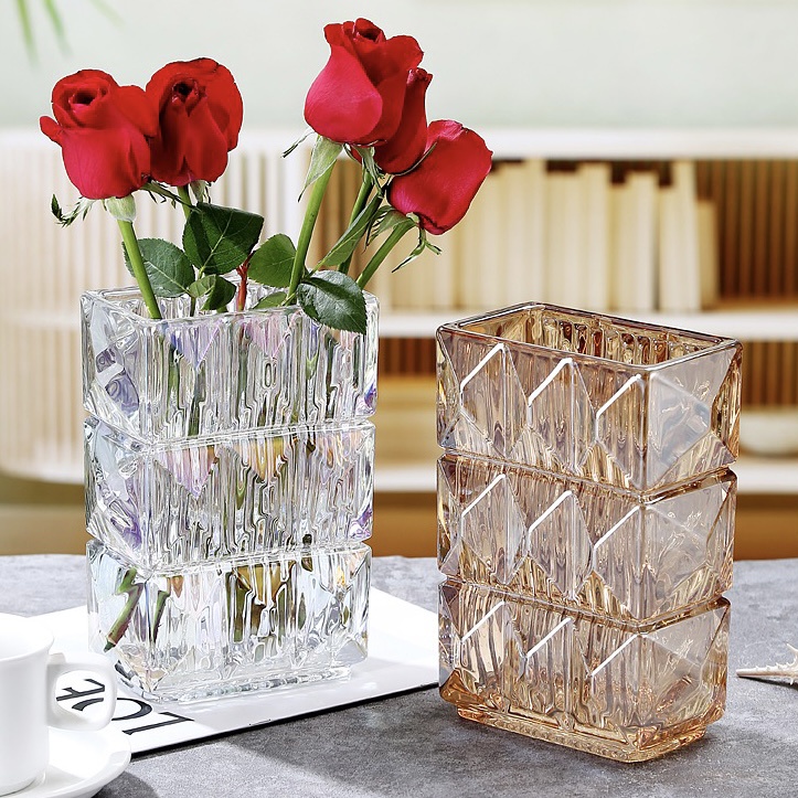 Lọ hoa thuỷ tinh pha lê hình tháp sang trọng , bình hoa decor cao cấp Qhouse , lọ hoa chưng tết đẳng cấp