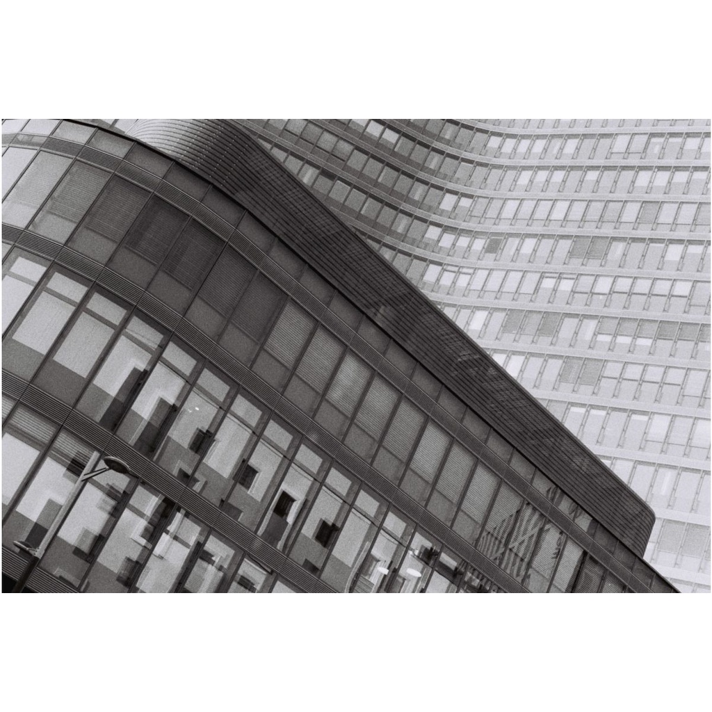 Phim Lomography Berlin Kino ISO 400, Đen Trắng B&W, 135/35mm x 36 Kiểu, In Date Cho Máy Chụp Ảnh Film - LIIQ Flash