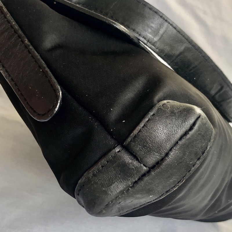 Túi chuẩn si. Túi qua sử dụng. Khách vui lòng xem hình nếu muốn biết thêm thông tin sản phẩm mời khách vô chat . Thanks.