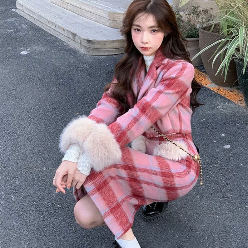 Set đầm dạ lông kẻ caro tay viền bông trắng. Set vest đầm croptop kẻ caro