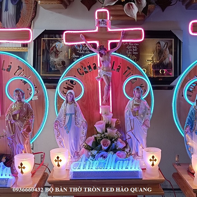 Bộ bàn thờ tròn "Thiên Chúa là tình yêu" tượng 30cm, Tg40,gắn đèn hào quang LED, bảng chữ " Ave Maria", hoa đèn đầy đủ.