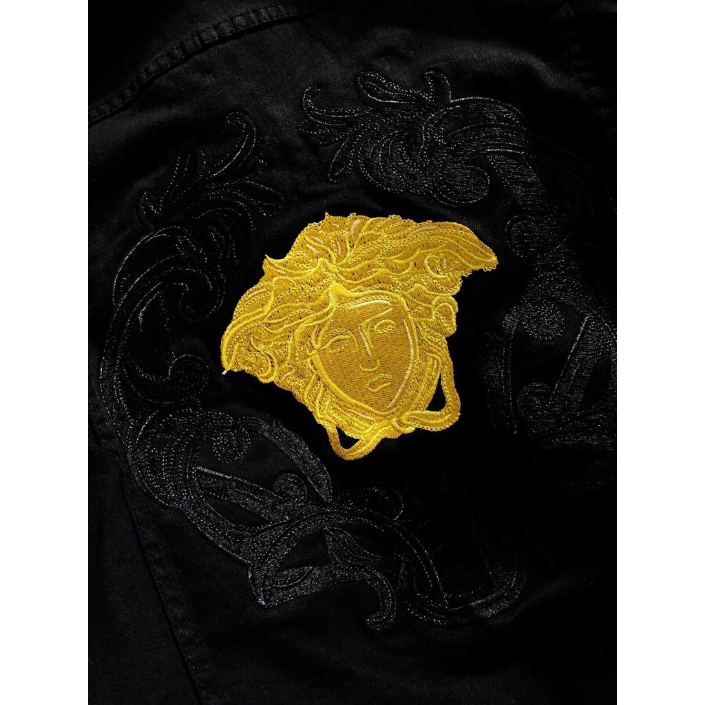 Áo khoác denim thời trang cao cấp Versace phong cách trẻ trung, thời thượng
