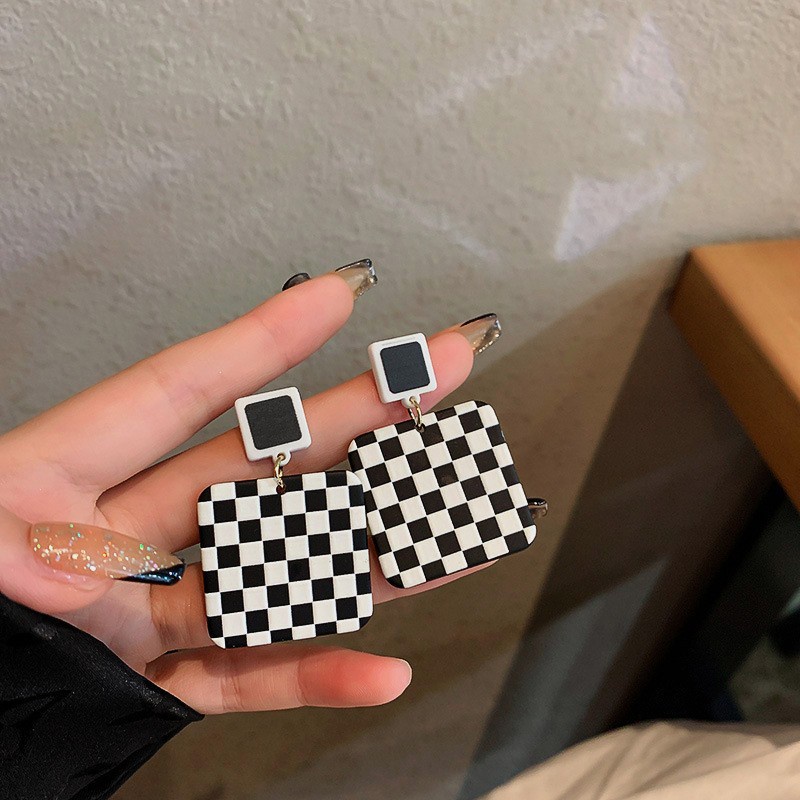 Bông Tai Mặt Hình Vuông Họa Tiết Bảng Đen Trắng Dành Cho Nữ