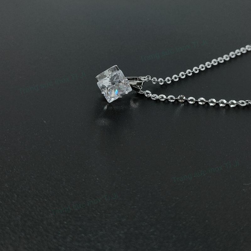 Dây chuyền inox mặt đá hình thoi 12ly, dây chữ công chạm chiếu, sáng đẹp không đen
