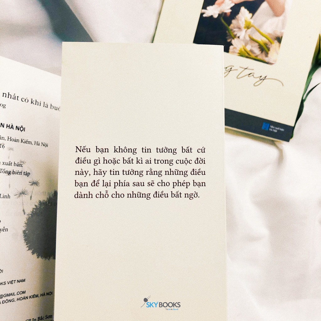 Sách > Điều Đẹp Nhất Có Khi Là ...Buông Tay (Như một cái chạm, để bạn thốt lên lời tạm biệt đúng lúc - AZ Việt Nam) | BigBuy360 - bigbuy360.vn