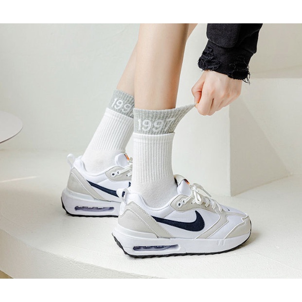 Vớ Tất cổ cao nam nữ 1997 phong cách thể thao, trẻ trung và năng động.