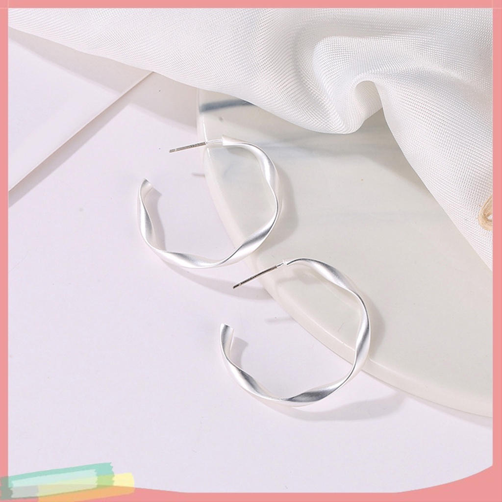 Khuyên tai dạng tròn phong cách thời trang cho phái nữ