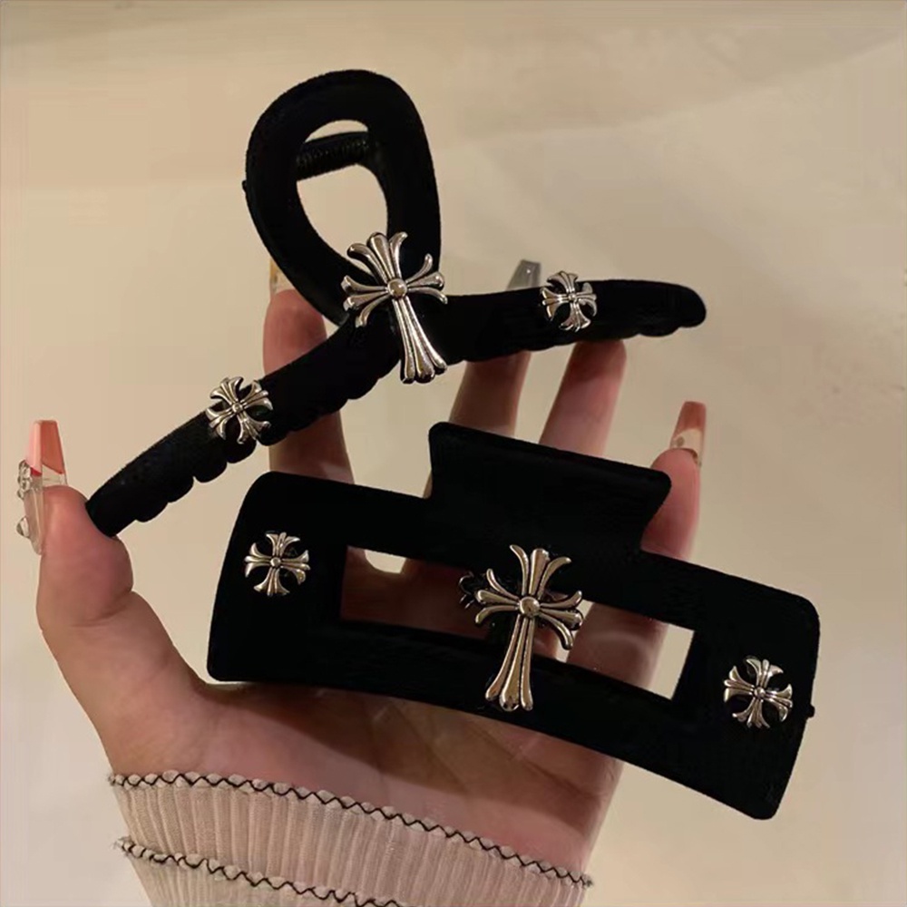 1 chiếc kẹp tóc đầu hình cá mập bằng vải lụa đen với nơ đính trên đầu cho phụ nữ và bé gái.