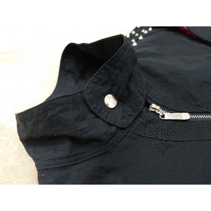 Áo khoác vải cotton poly  1 lớp màu đen phối hình thêu và đinh tán có khóa kéo dây rút eo túi 2 bên