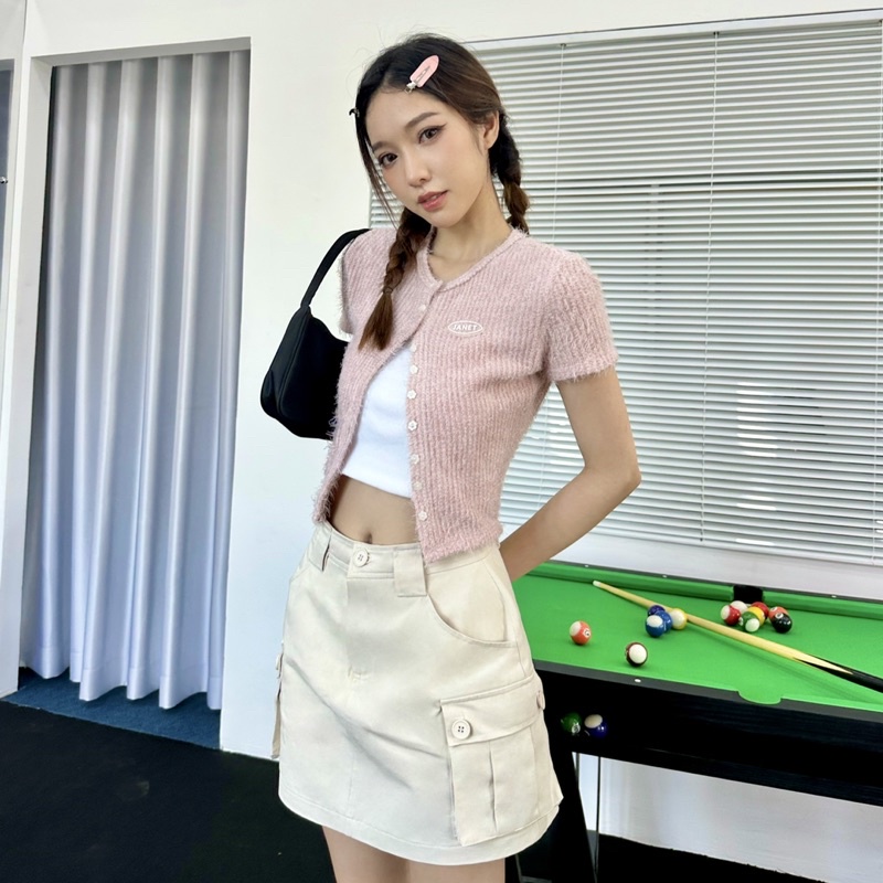 JANET STUDIO • Áo lông logo nút hoa hồng