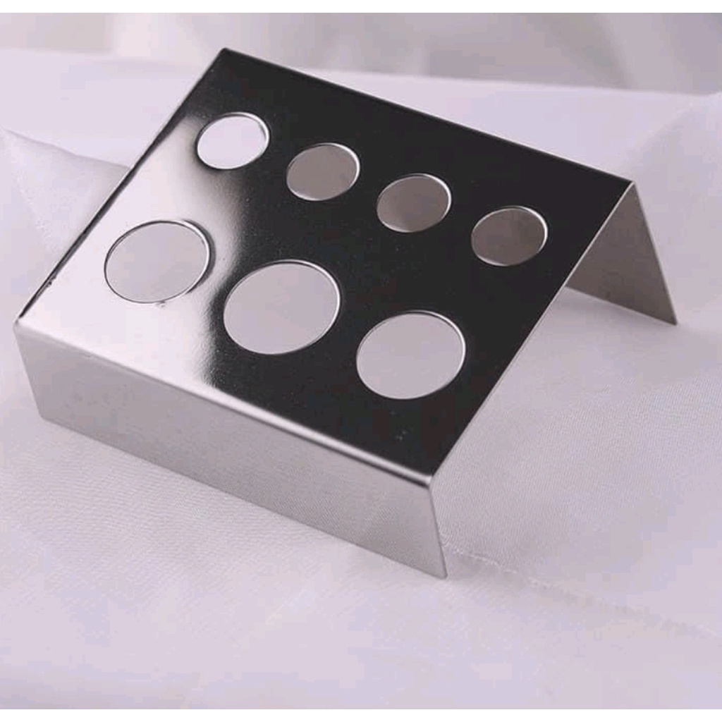 Đế kim loại màu đen chắc chắn có nhiều ngăn chứa dùng đựng chum mực phun xăm