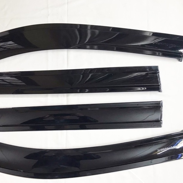 Vè Che Mưa Xe Toyota Fortuner 2017-2022 nhựa đen