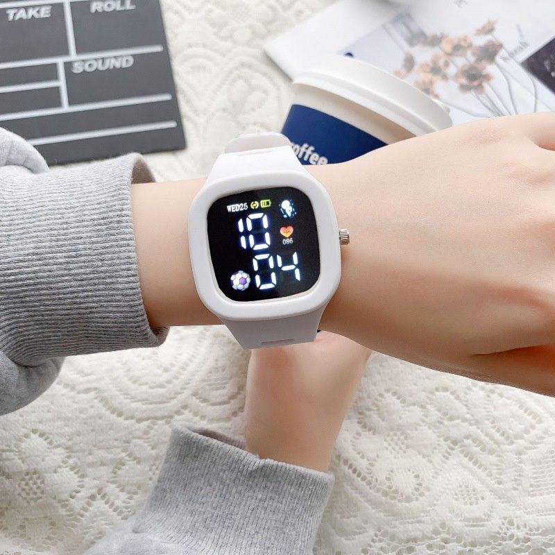 Đồng Hồ Đeo Tay Điện Tử Đèn Led Phong Cách Bóng Đá Cá Tính Cho Bé