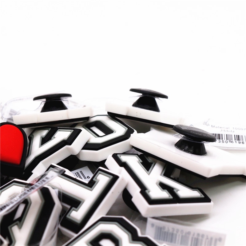 Miễn phí kết hợp số và chữ cái giày trang trí Jibbitz Crocs nút PVC giày phù hiệu FZL01