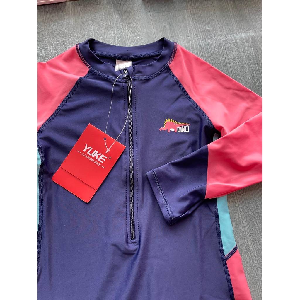 Bộ bơi bé gái dài liền, quần ngắn, màu than tay hồng YUKE 2189