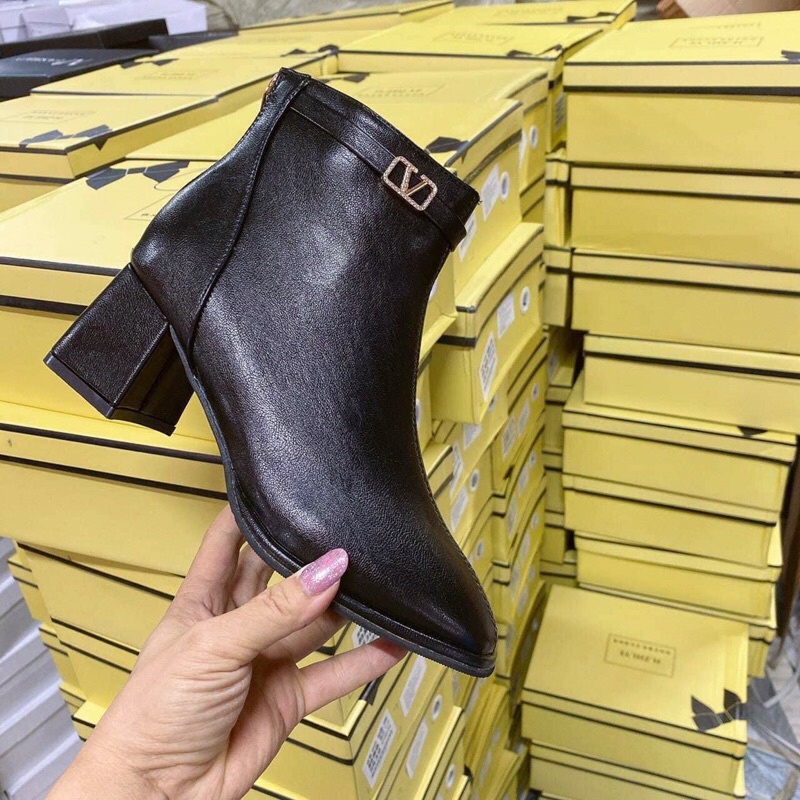 Bốt cao 5 p cho chị em hai màu dáng cổ điển đen , kem.