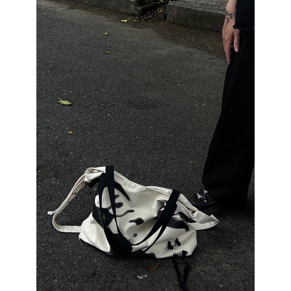 Túi đeo chéo Shadow Bag.