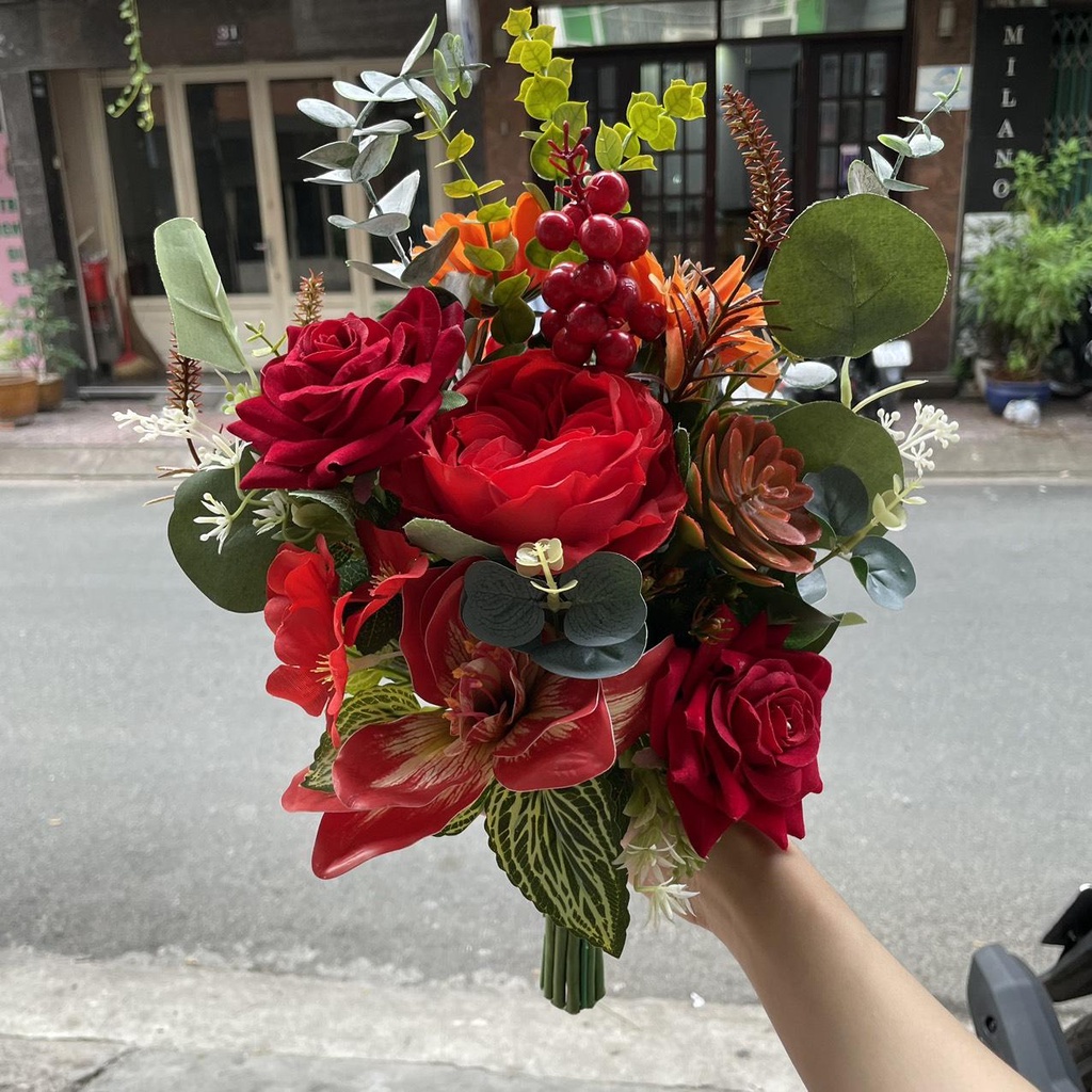 Bó hoa cưới cầm tay cô dâu tông đỏ được các tiệm áo cưới mua nhiều Giangpkc 1202022  Phụ kiện cưới Giang