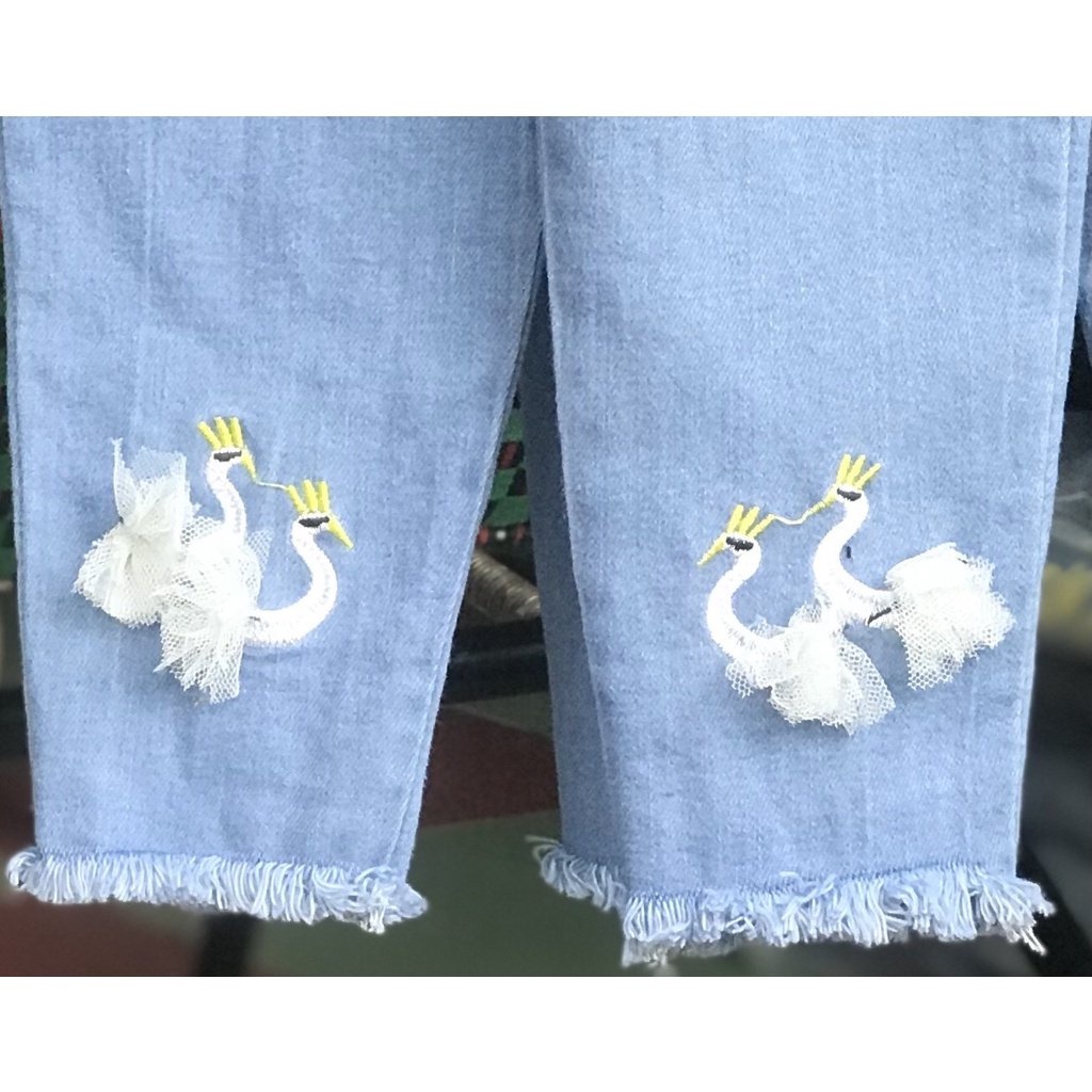 Quần bò bé gái, quần jean thêu hình thiên nga hot trend